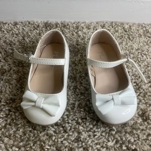 Baby white dress shoes size 4